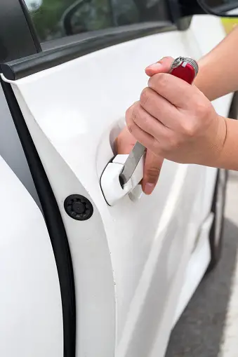 How to Unlock a Car Door With a Knife