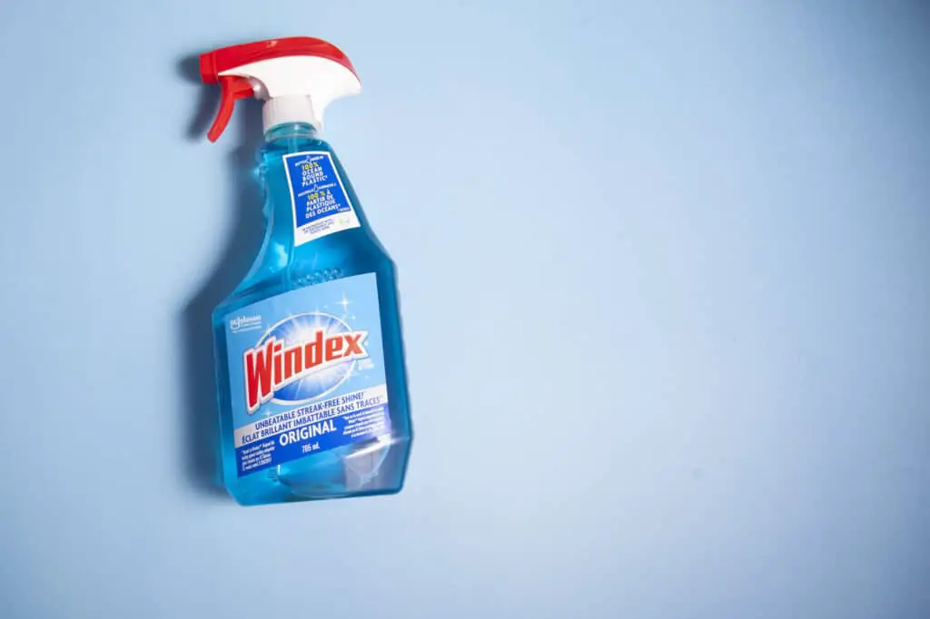 can you put windex on car paint
